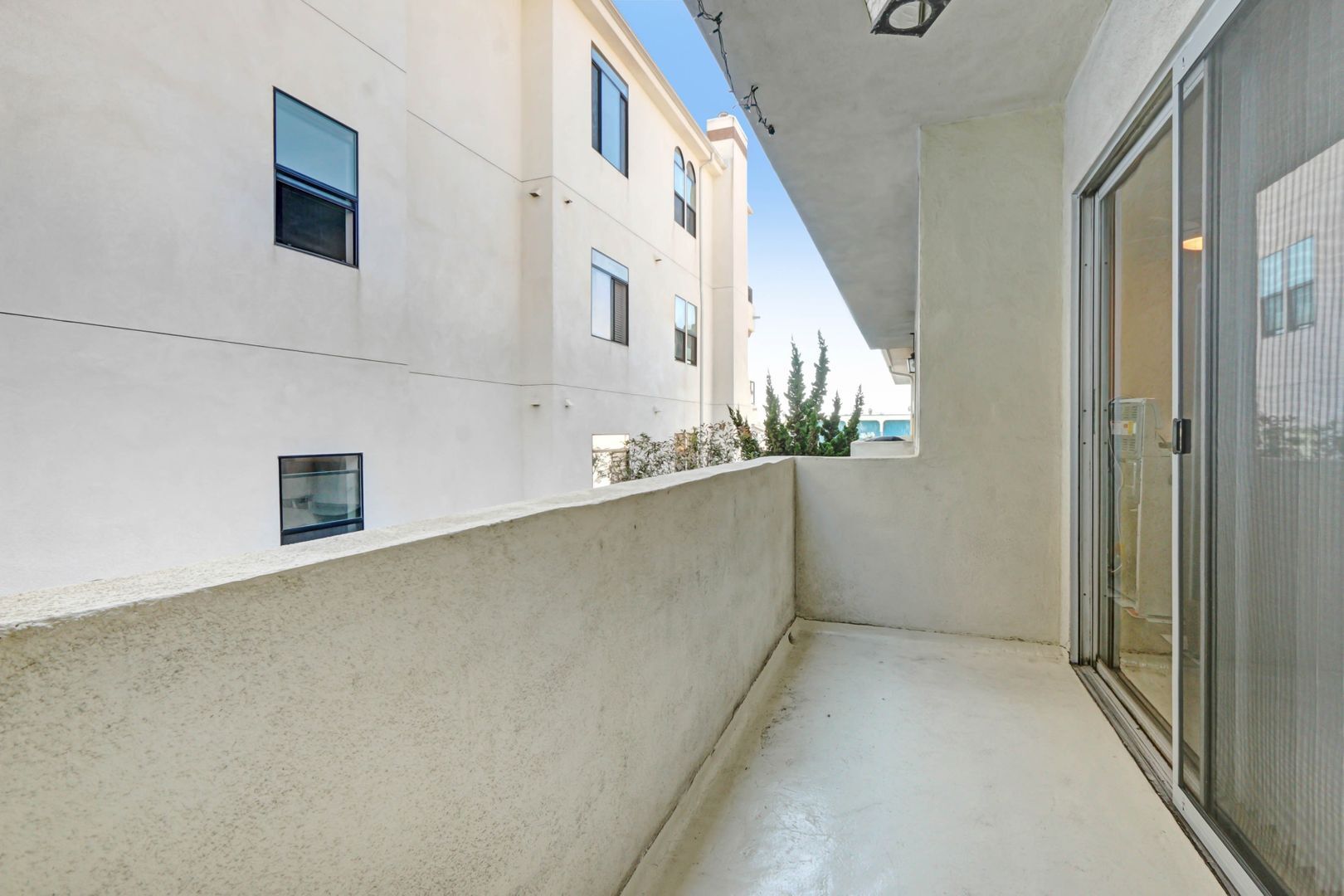 Building Photo - 1306 Armacost Ave