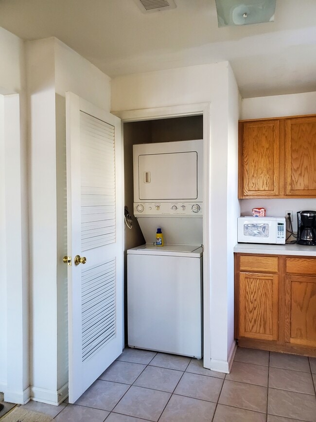 Building Photo - 889 Green St