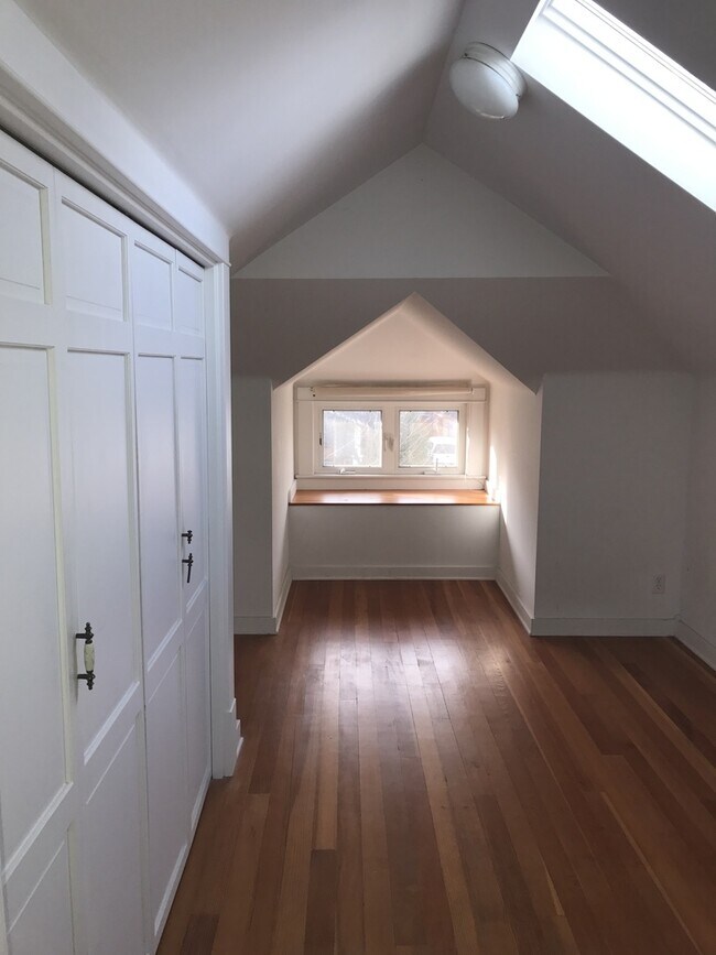 Building Photo - Large, Centrally Located Craftsman Home in...