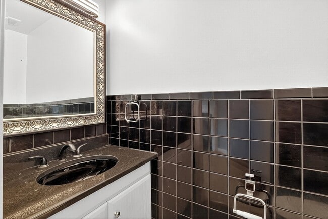 Building Photo - 144 Cherry St