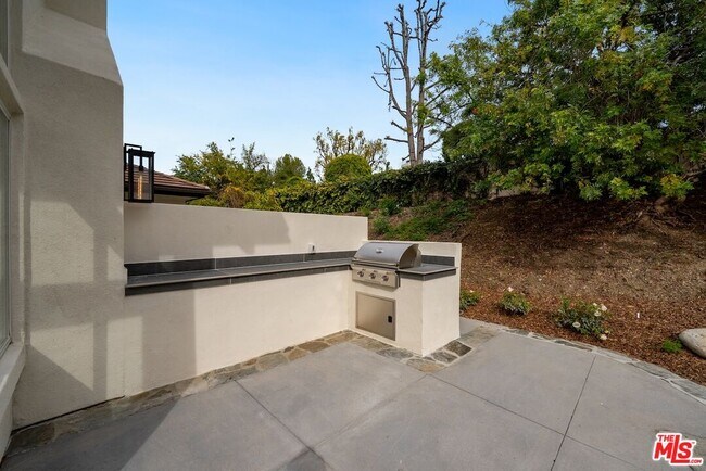 Building Photo - 18500 St Moritz Dr