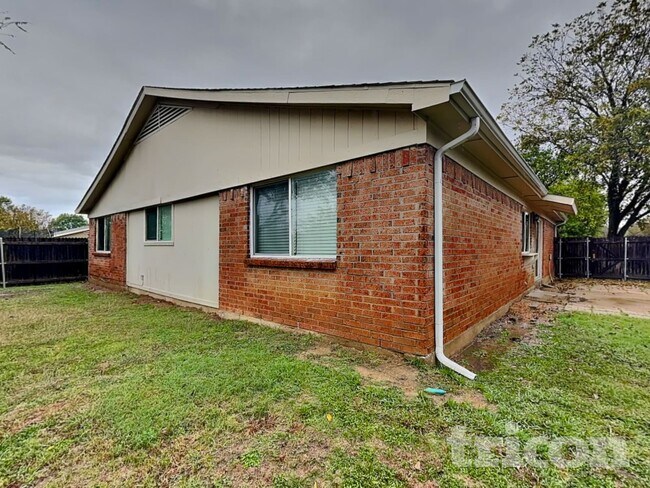 Building Photo - 1210 Green Hill Dr