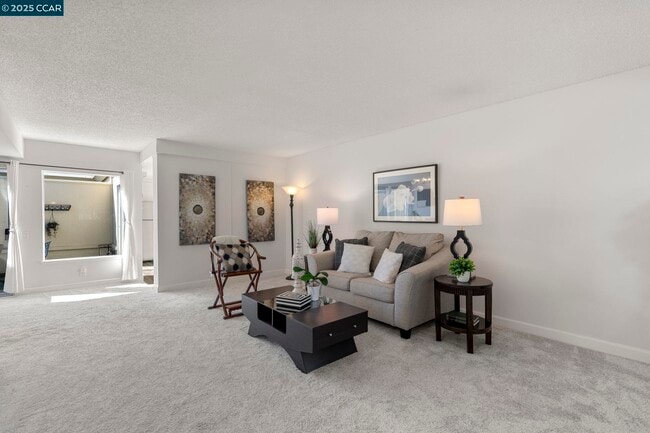 Building Photo - 2017 Pine Knoll Dr