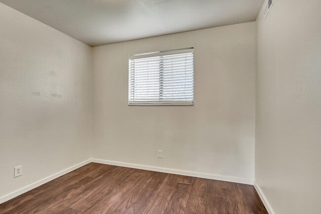 Building Photo - 817 W Heather Ln