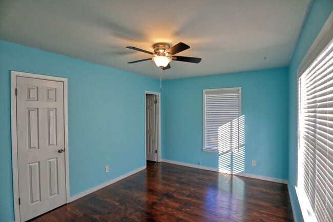 Building Photo - 3bedroom 2 bath remodeled