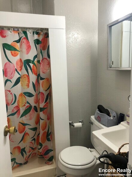 Building Photo - 40 Anderson St