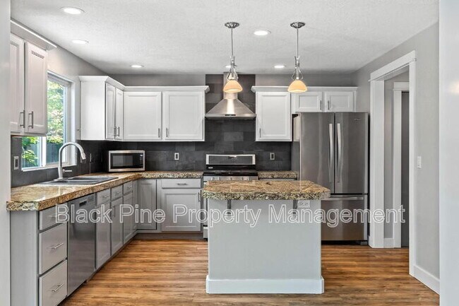 Building Photo - 6018 N Silver Maple Ave
