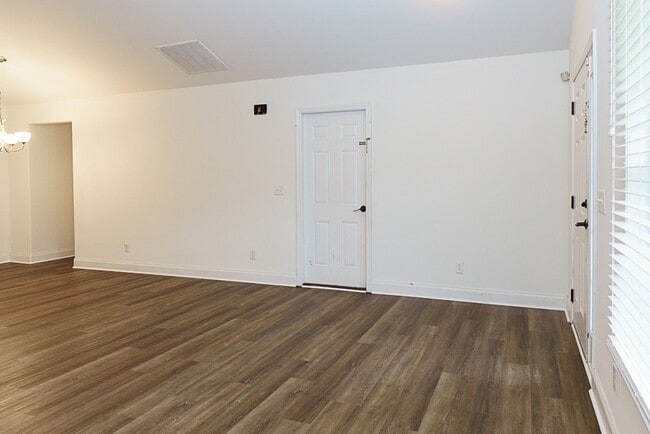 Building Photo - Three Bedroom House with Gated Backyard