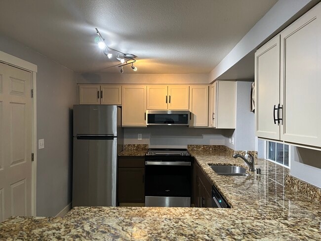 Empty kitchen - 10009 NE 120th Ln