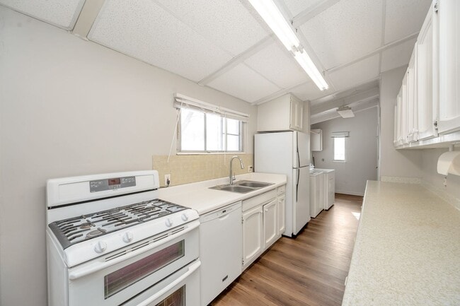 Building Photo - Beautiful Newly Renovated 3 Bed - 1 Bath Pet Friendly Home in Bountiful! Available NOW!