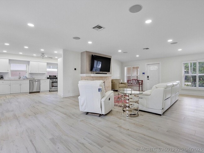 Building Photo - 411 Poinciana Dr