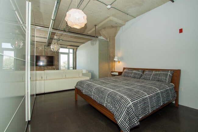 Building Photo - 825 E 4th St