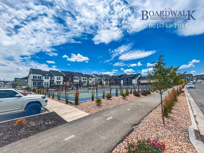 Building Photo - Spacious 3 bed in Quiet Community