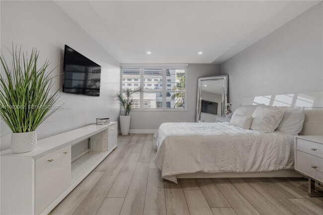 Building Photo - 100 Lincoln Rd