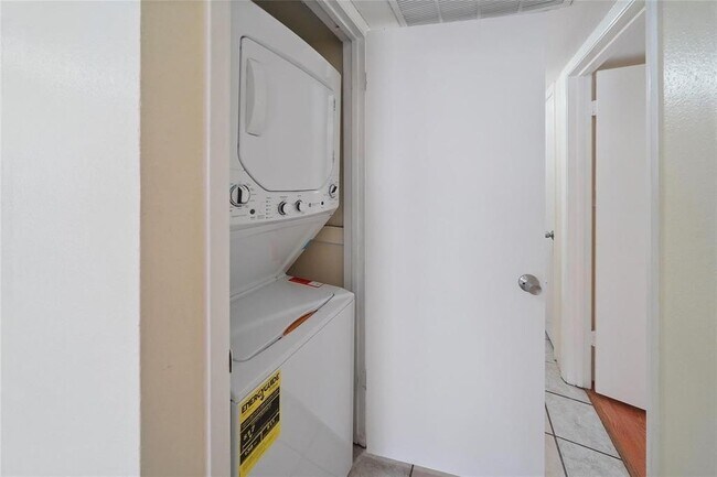 Building Photo - 3900 Woodchase Dr