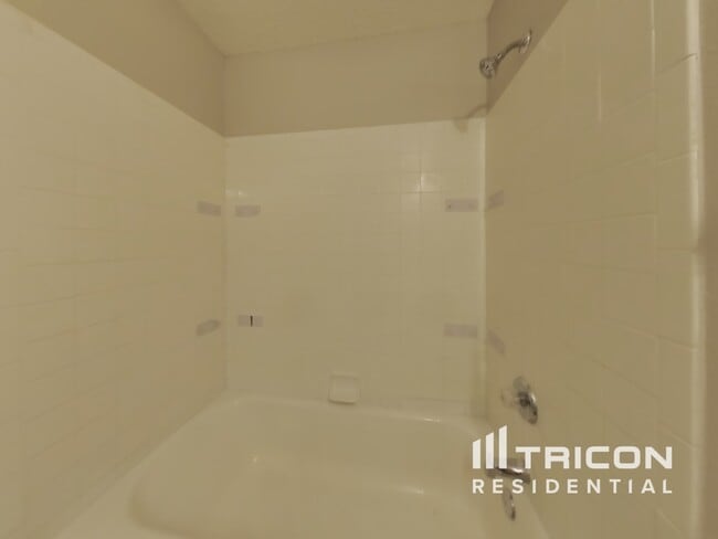 Building Photo - 5930 Encanto Point Dr