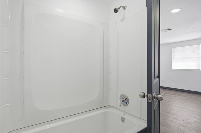 Building Photo - Beautiful 1 bedroom 1 bath apartment near SW 59!