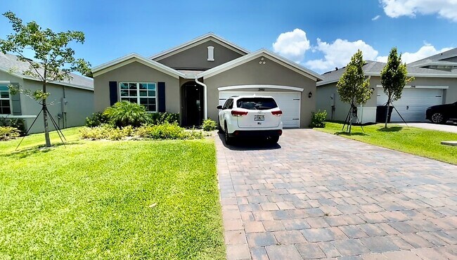 Primary Photo - 2951 NE Breezeway Cir