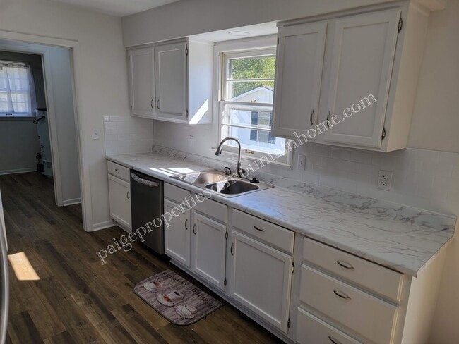 Building Photo - 2 Bed 1 Bath Bungalow on College