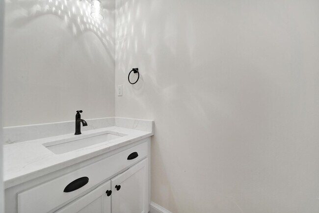 Building Photo - Beautiful Five Bed Three and Half Bath Hom...