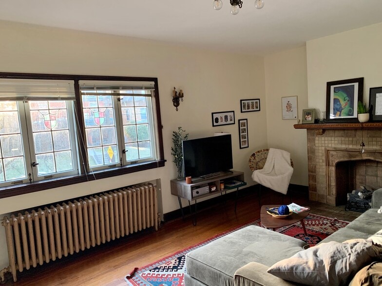Front room Furnished by current resident - 328 S Aiken Ave