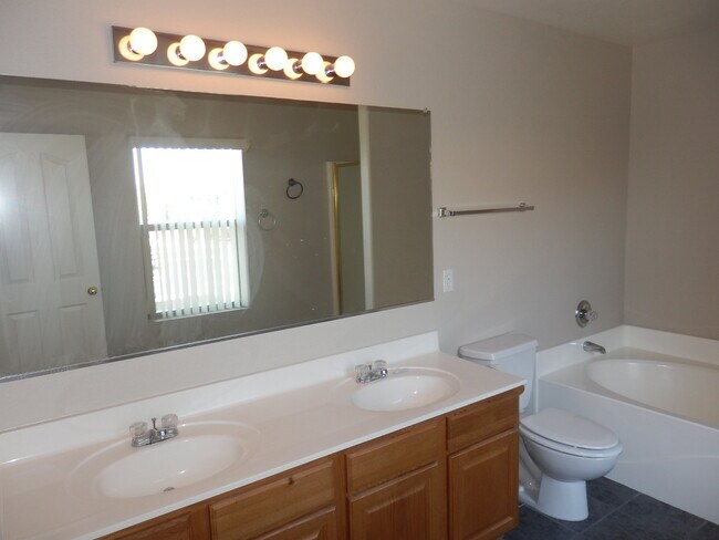 Building Photo - Spacious 2-Story Home with NEW Carpet and ...