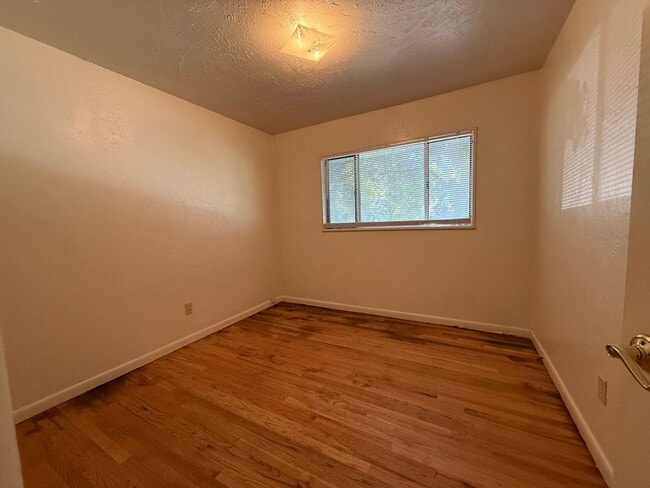 Building Photo - North Central 3 Bedroom Home
