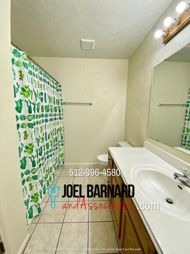 Building Photo - Available January 10: 3 Bedroom, 2 Bath Stand Alone Home