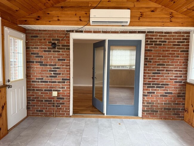 Building Photo - 3 bedroom one- level beauty in North Johnson City!