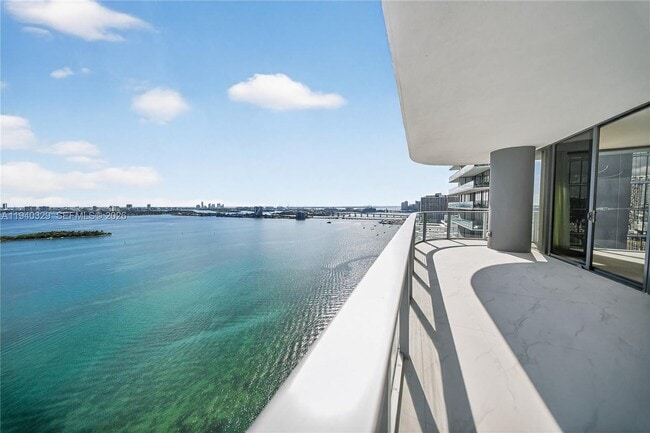 Building Photo - 700 NE 24th St