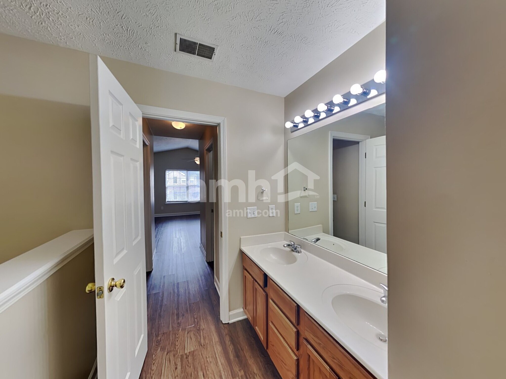 Building Photo - 8026 Meadowview Ln