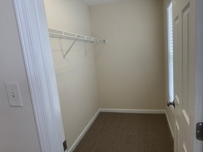 Building Photo - Fantastic 4br/2.5ba home, Conv to 40, excellent location, Available Now!