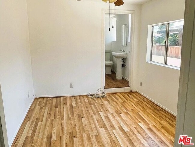 Building Photo - 755 N Kenmore Ave