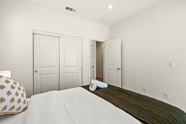 Building Photo - Spacious & Stylish 4 Bed 3 Bath in Chino P...