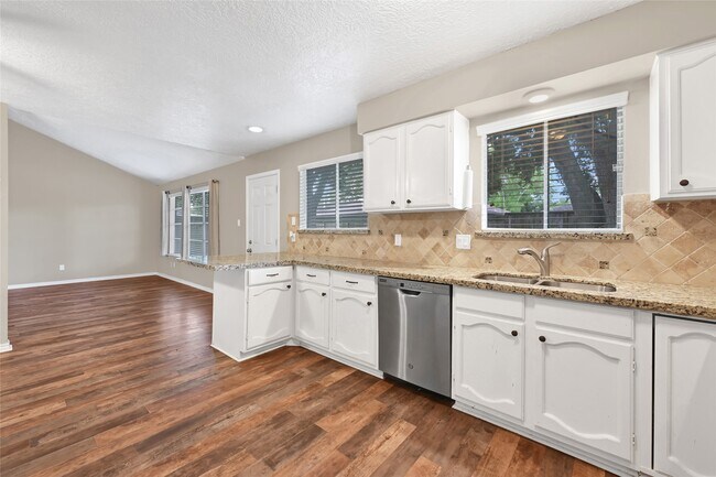 Building Photo - 10007 Oakmont Dr