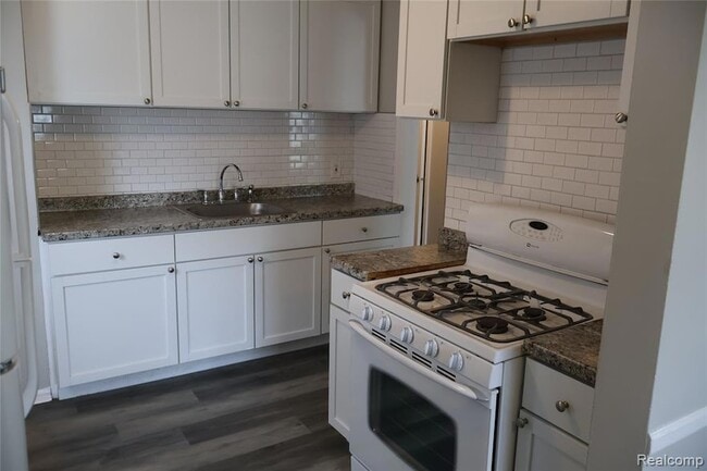 Building Photo - 5559 Bluehill St