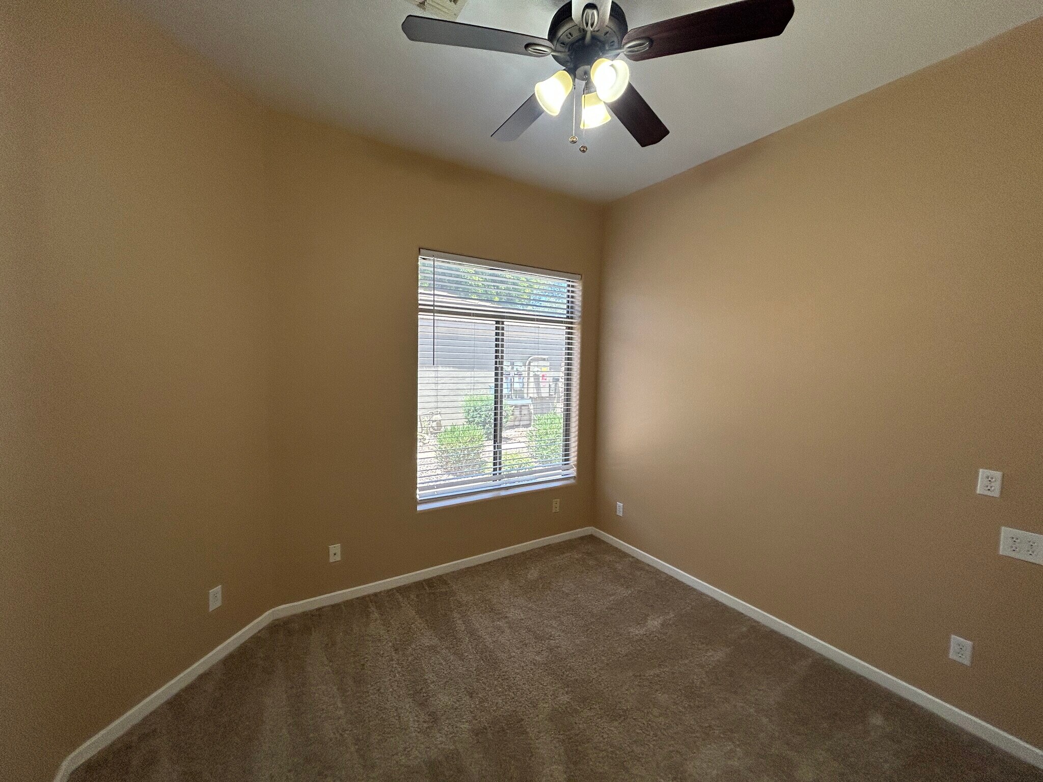 Building Photo - 2041 E Fawn Dr