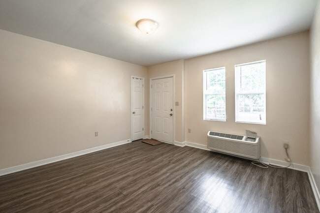 Building Photo - Evergreen Apartments