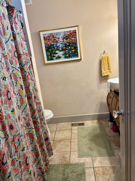 Full bath with Chest Vanity - 1302 E Victory Dr