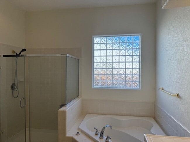 Building Photo - Three Bedroom near Dayton Golf Course