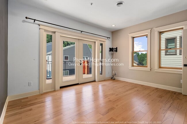 Building Photo - Two-Bedroom End Unit Condo in Goose Hollow! FREE PET RENT & DEPOSIT SPECIAL