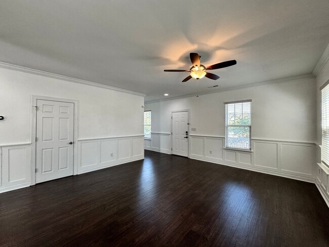 Building Photo - A Block From The Beaches! Ready 09-21-26! Oversized Parking Pad, Pet Friendly!
