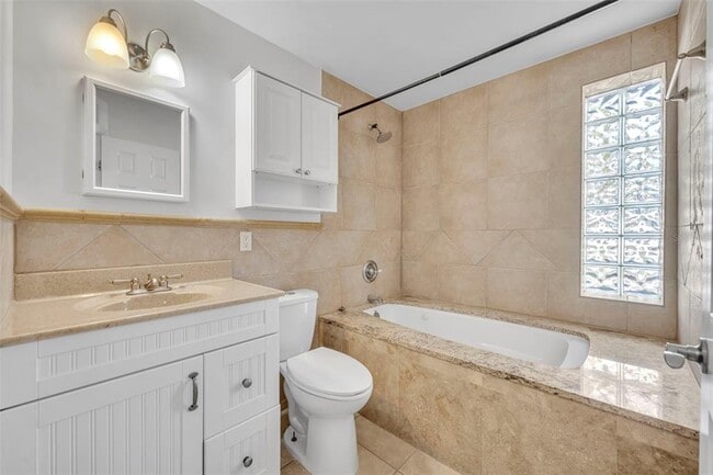 Building Photo - 1811 Park Lake St