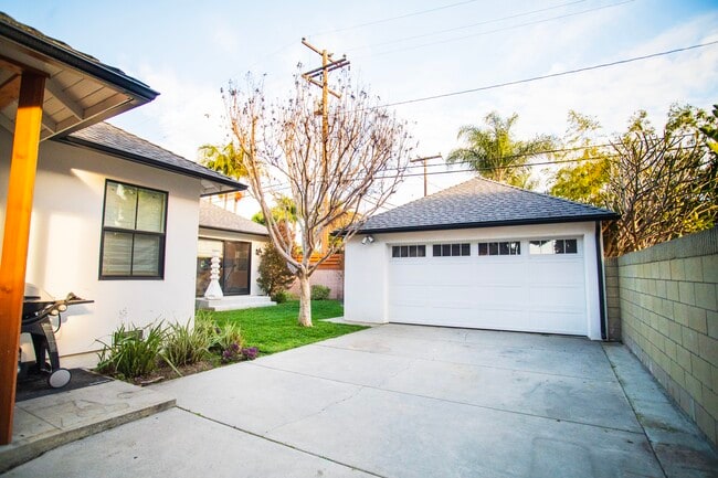 Building Photo - 5856 E Pavo St