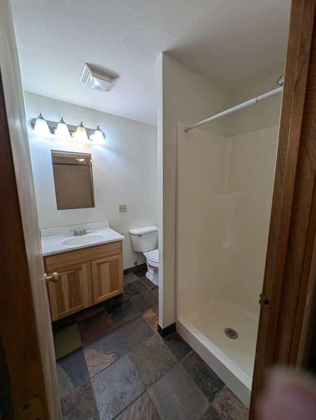 Building Photo - Cute 3 Bedroom Condo w/ Bonus Room - Walki...