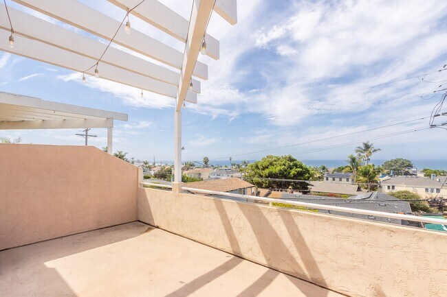 Building Photo - Beautiful 3Bed/2.5Bath Oceanview Home in C...