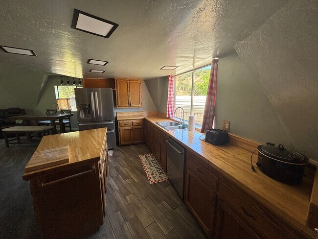 Building Photo - 4-BEDROOM 3-Bathroom FURNISHED Peaceful Country Living