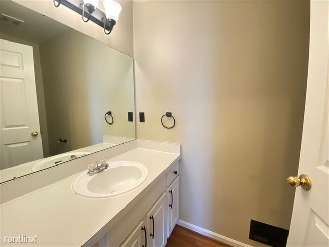Building Photo - 6710 Summerdale Ct E