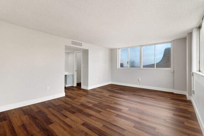 Building Photo - Spacious 2-Bedroom Waterfront Condo in Redington Shores – Long-Term Rental!