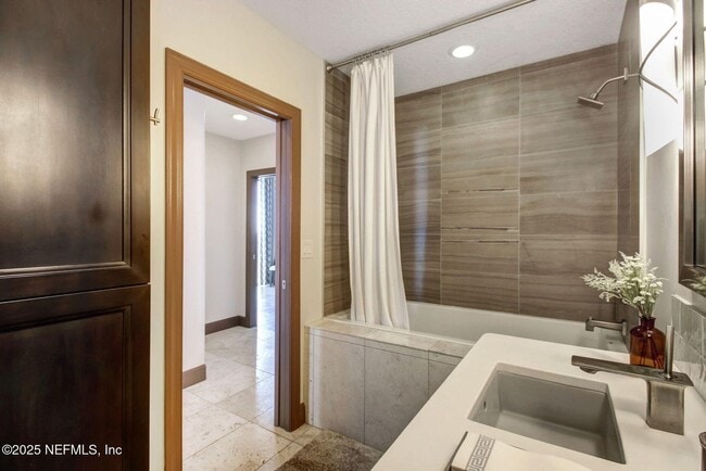 Building Photo - The Peninsula #1710